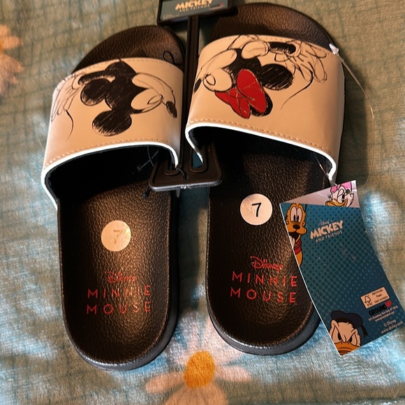 NWT Disney Mickey Mouse & Minnie Mouse Kissing Slide Sandals size 7 Women's - Picture 3 of 3